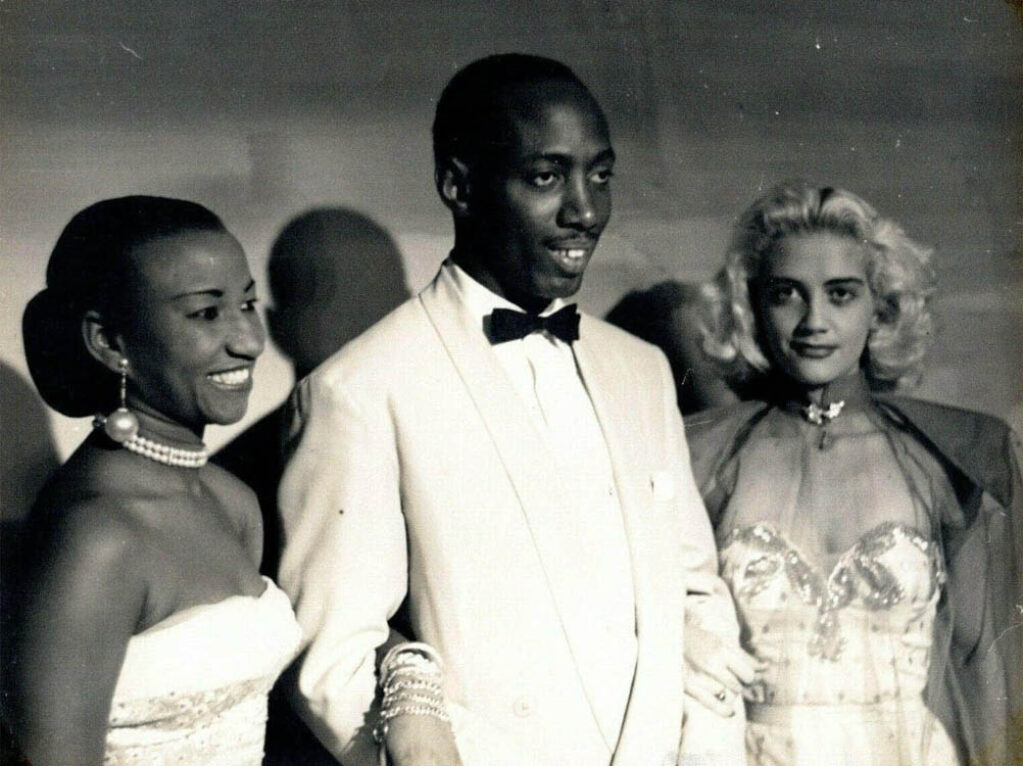 Celia Cruz junto al pianista y compositor de la La Sonora Matancera Lino Frías, y la actriz estadounidense Sara Shane.