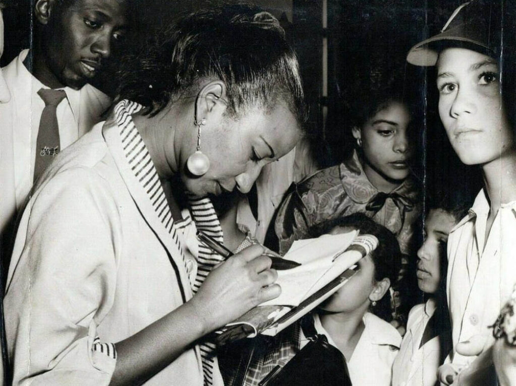 1954: En el aeropuerto de Santo Domingo, en su primer viaje con la Sonora Matancera a República Dominicana.