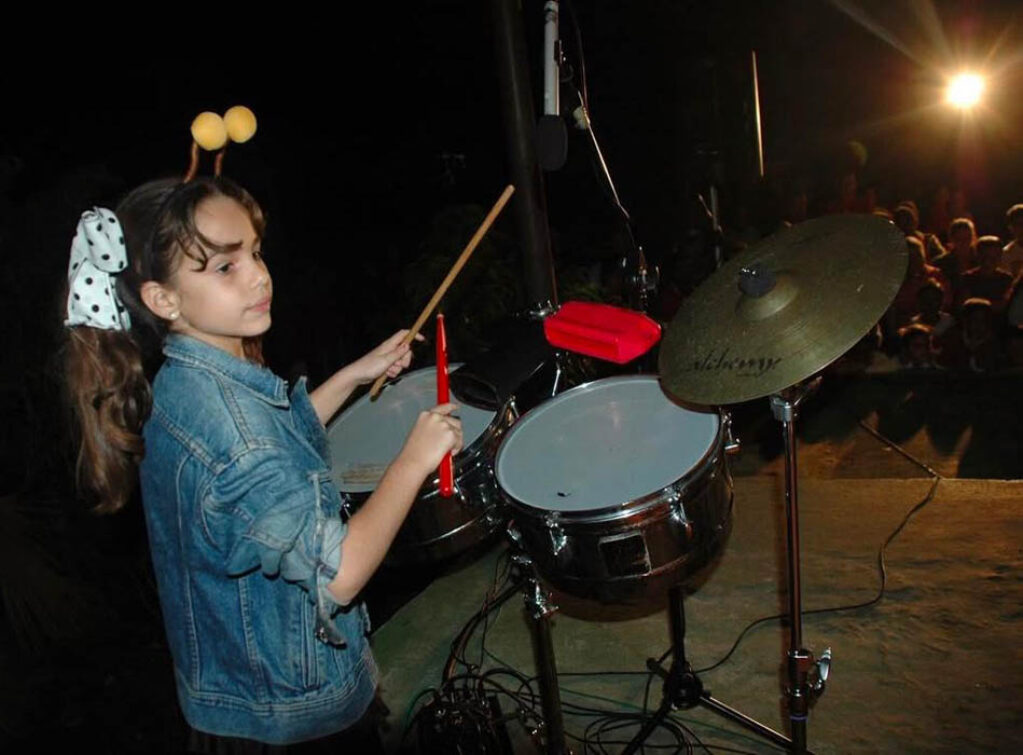 Lilita Sosa como percusionista en La Colmenita.