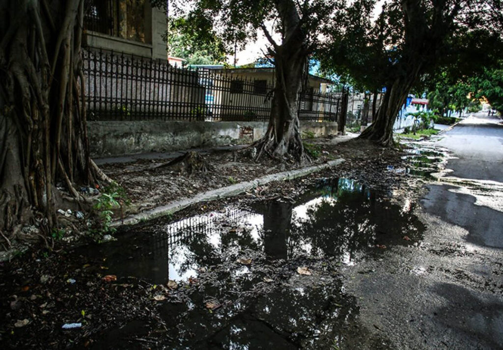 Los salideros de agua son crónicos en las ciudades cubanas.