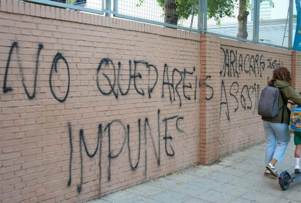 Pintadas en la fachada del colegio donde estudiaba Sandra Peña.