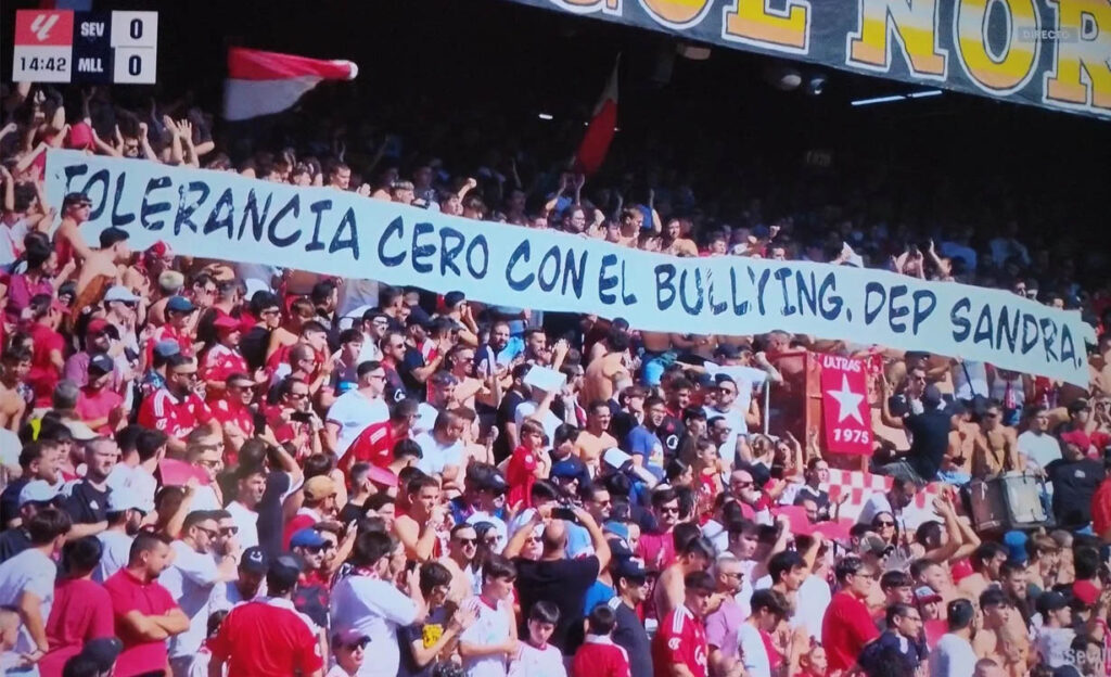 Homenaje del CD Honeyball, club de fútbol de Sandra Peña.