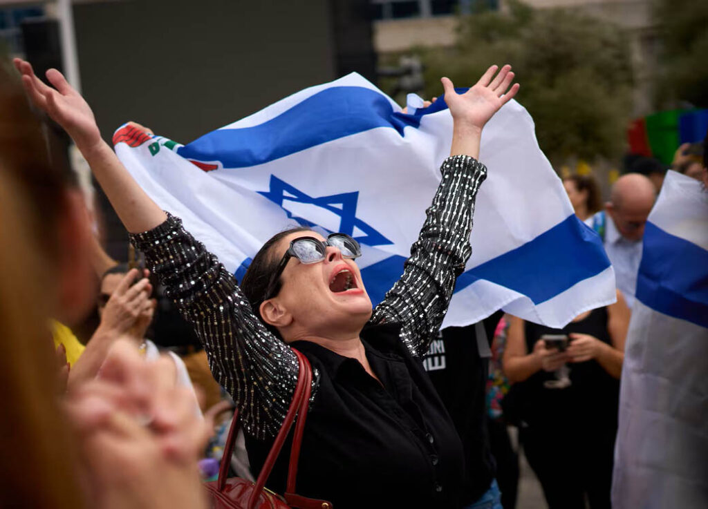 Los israelíes celebran el regreso de los rehenes y el fin del conflicto.