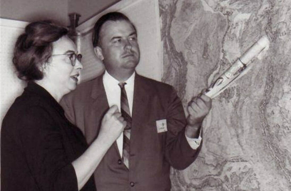 Marie Tharp junto a Bruce Heezen frente a uno de sus mapas.