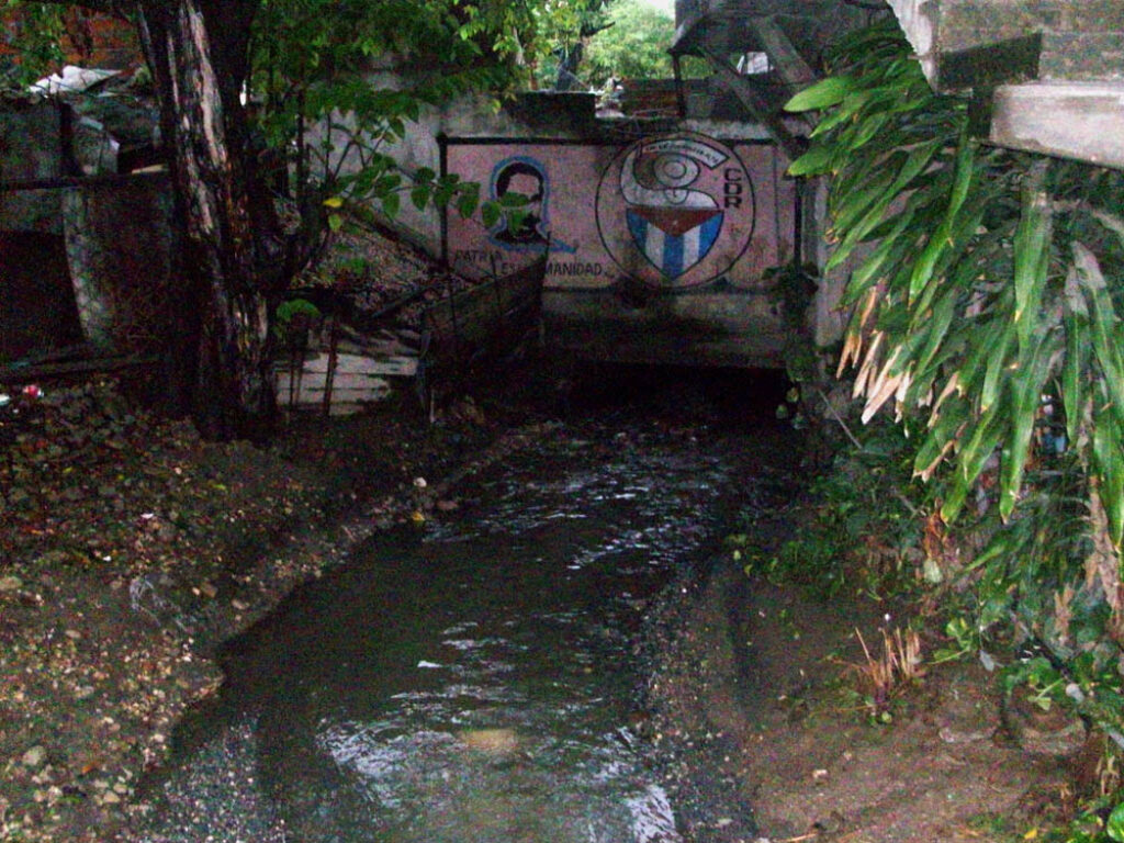 Cañería de aguas albañales en un barrio pobre de Cuba.