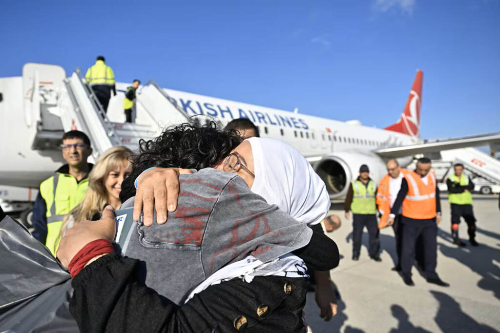 Activistas deportados por Israel llegan al aeropuerto de Estambul.