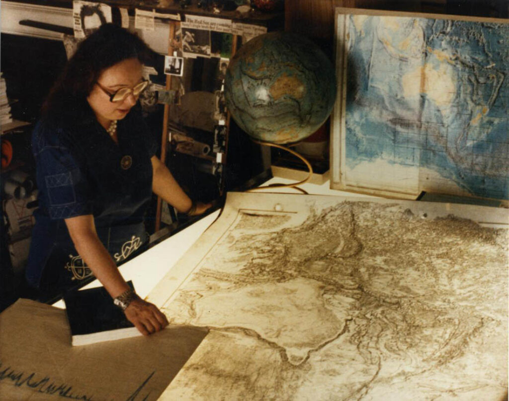 Marie Tharp con sus mapas.