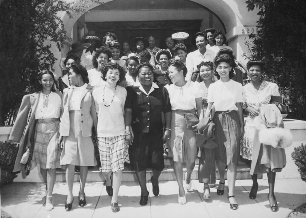 En 1942, con un grupo de actrices de camino a una actuación para los soldados de la Segunda Guerra Mundial.