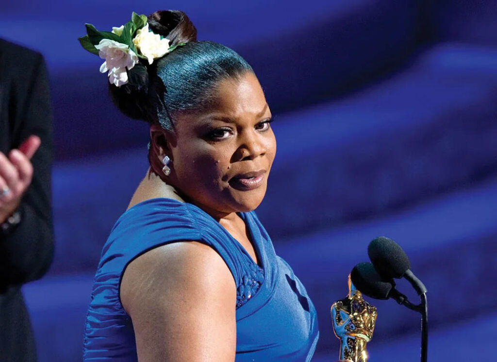 Mo'Nique recuerda a Hattie McDaniel al recibir el premio Oscar en 2010.