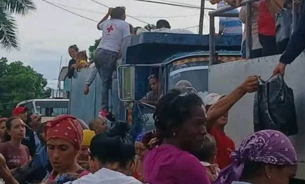 Evacuados en la región oriental de Cuba ante el inminente paso del huracán Melissa.