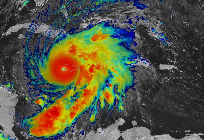 Imagen de satélite del huracán Melissa a punto de tocar tierra en Jamaica.