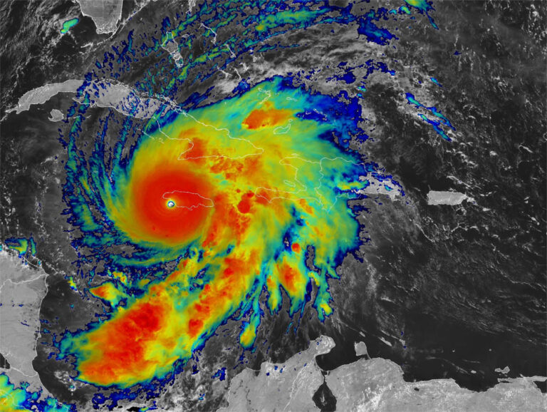 Imagen de satélite del huracán Melissa a punto de tocar tierra en Jamaica.