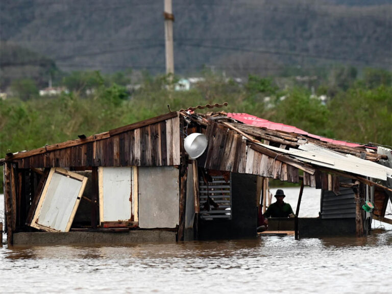 Poblado de San Miguel de Parada inundado por las lluvias del huracán Melissa. Foto: Yamil Lage / AFP