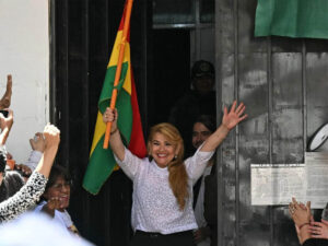 Ex presidenta de Bolivia, Jeanine Áñez al ser excarcelada.