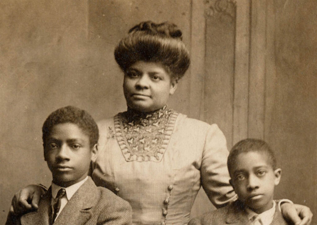Ida B. Wells en 1909 junto a dos de sus hijos Charles y Herman.