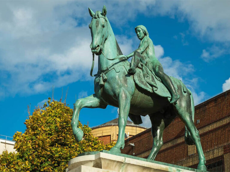 Monumento a Lady Godiva en Coventry.