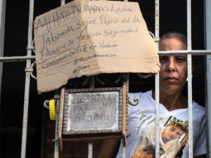 Mujer cubana manifestándose por la libertad de su hijo.