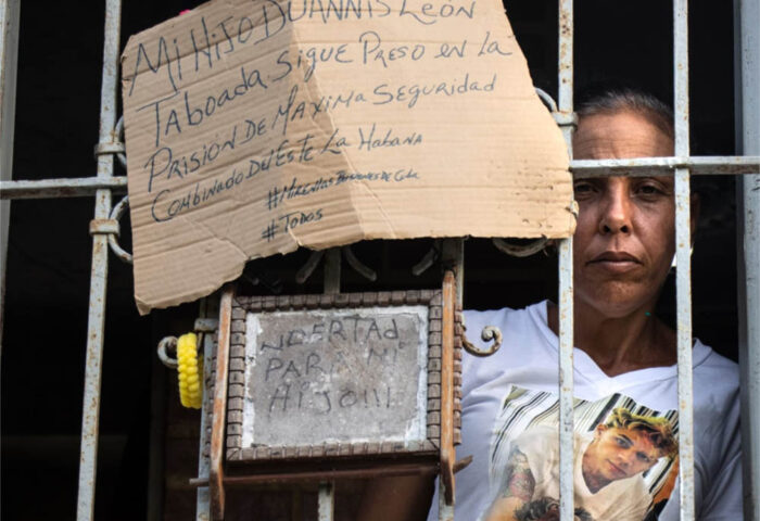 Mujer cubana manifestándose por la libertad de su hijo.
