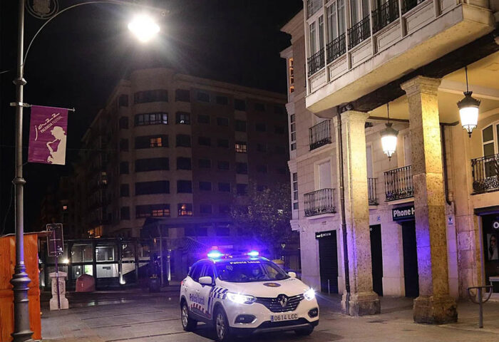 Un coche de la policía local patrulla las calles de Palencia.