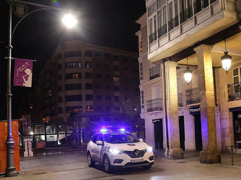 Un coche de la policía local patrulla las calles de Palencia.