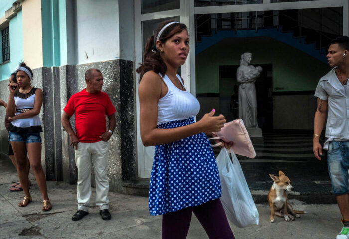Una mujer embarazada espera afuera de un hospital en La Habana.