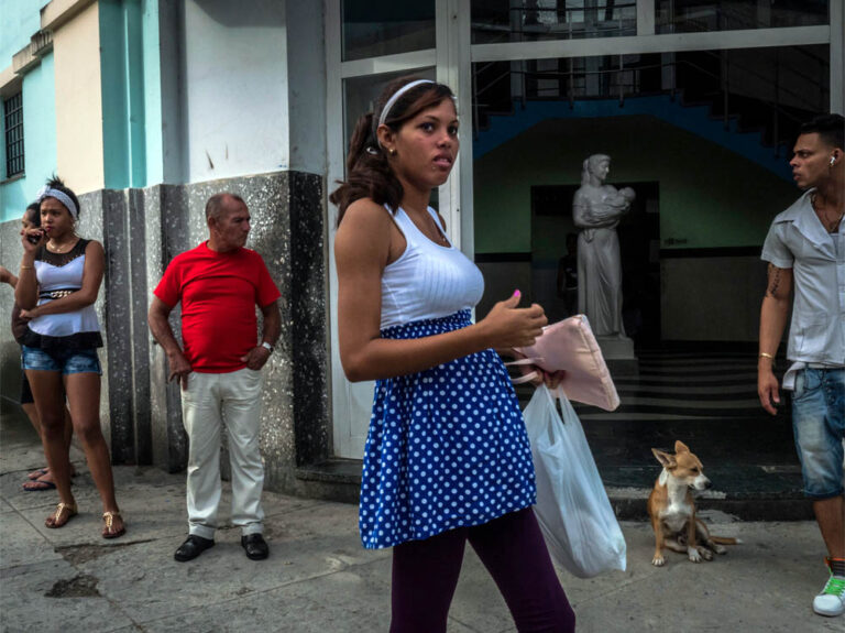 Una mujer embarazada espera afuera de un hospital en La Habana.