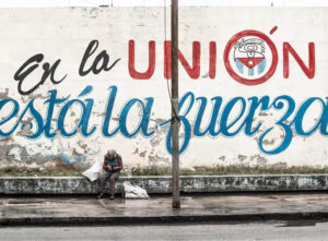 Las consignas exigiendo el apoyo al gobierno cubano contrastan con la realidad en que vive el pueblo.