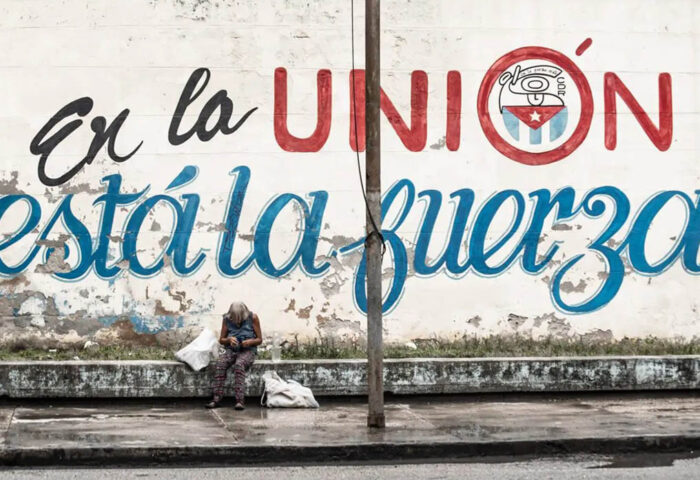 Las consignas exigiendo el apoyo al gobierno cubano contrastan con la realidad en que vive el pueblo.