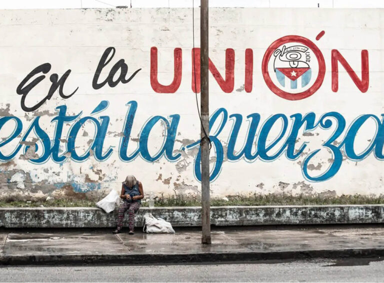 Las consignas exigiendo el apoyo al gobierno cubano contrastan con la realidad en que vive el pueblo.