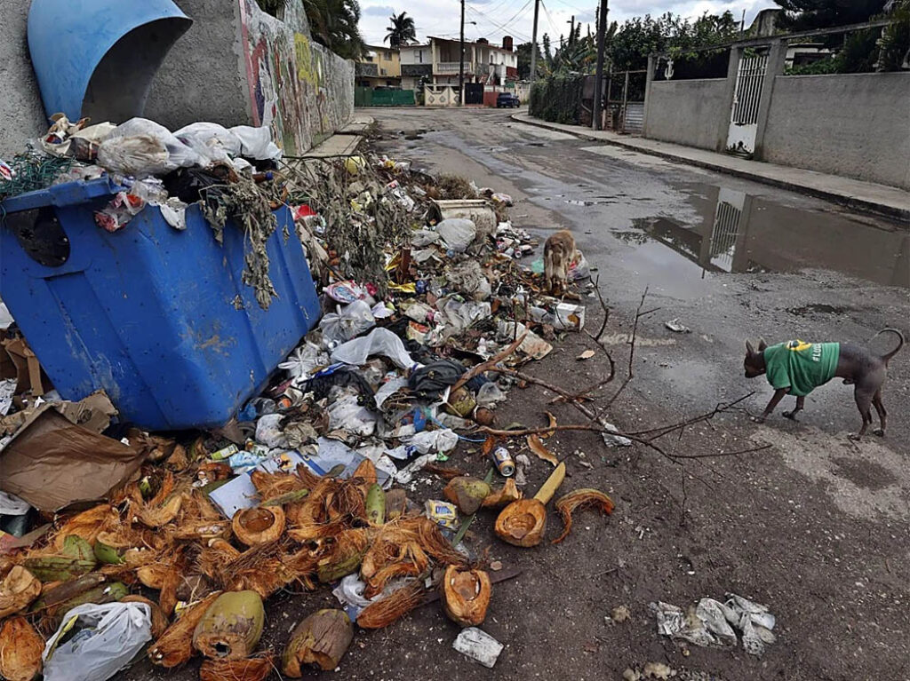 Acumulación de basura en las calles cubanas.