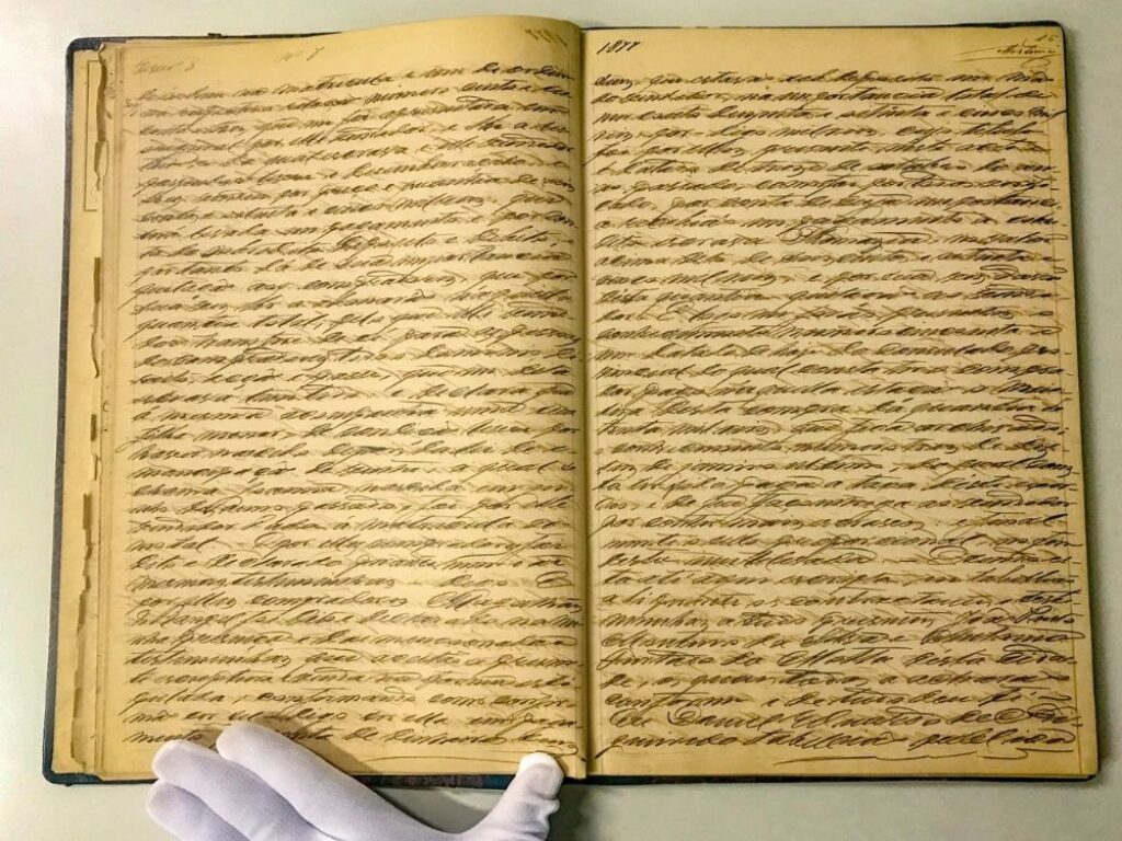 Libro siendo consultado por Aida Bueno Sarduy