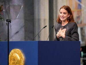 Ana Corina Sosa, hija de María Corina Machado, recibe el Premio Nobel de la Paz en nombre de su madre.