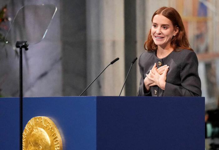 Ana Corina Sosa, hija de María Corina Machado, recibe el Premio Nobel de la Paz en nombre de su madre.