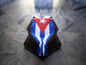 Bandera cubana sobre la tumba de José Martí.