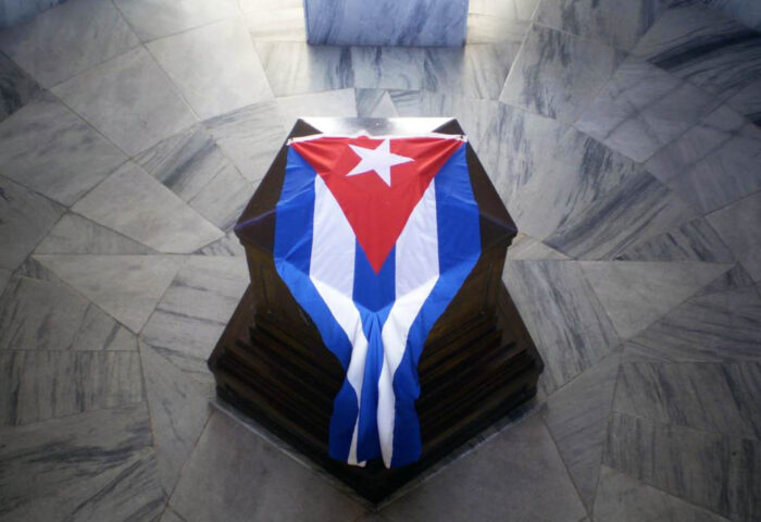 Bandera cubana sobre la tumba de José Martí.