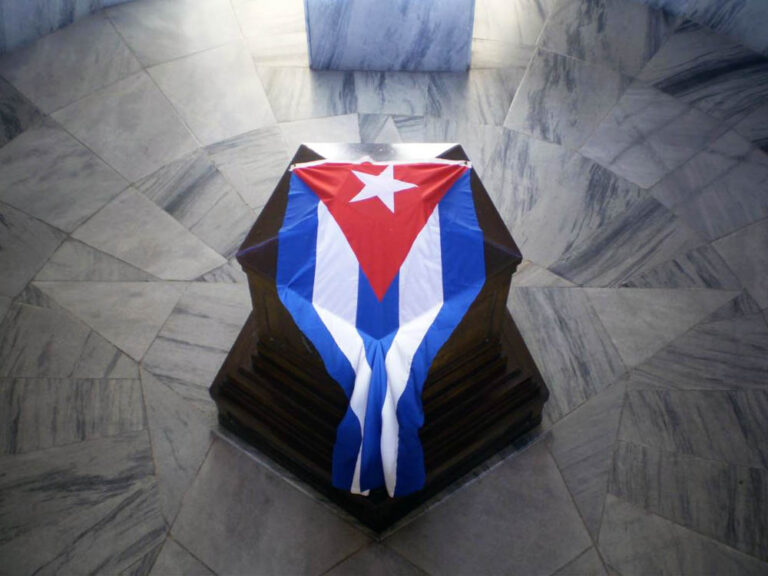 Bandera cubana sobre la tumba de José Martí.