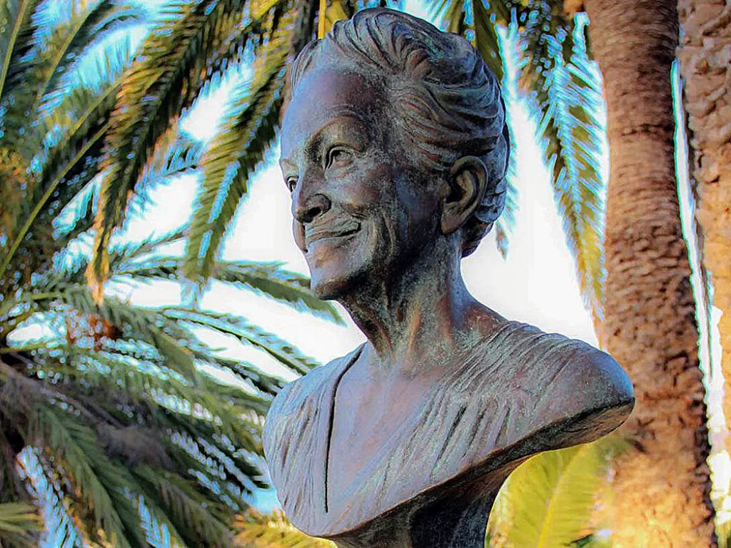 Busto de Dulce María Loynaz en el Mirador del Taoro del Puerto de la Cruz, Tenerife.
