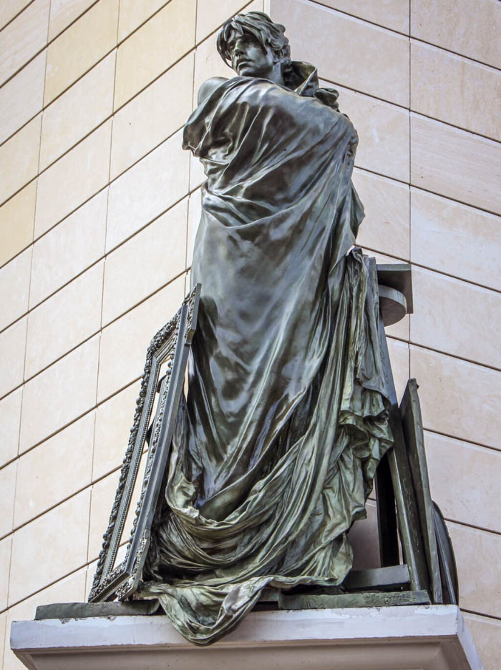 Estatua de Rose Valland, obra del escultor Guy Le Perse, inaugurada el 18 de septiembre de 2016.