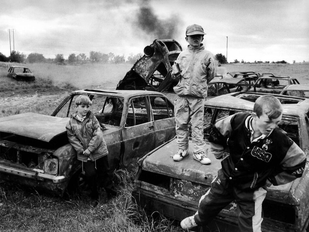 Martine Franck: "Cementerio de autos robados, Darndale, Irlanda" (1993).
