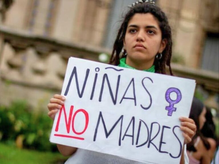 Mujer con cartel sobre la prevención del embarazo en la adolescencia