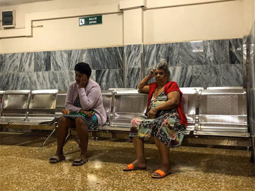 Pacientes esperan para ser atendidas en un hospital cubano.