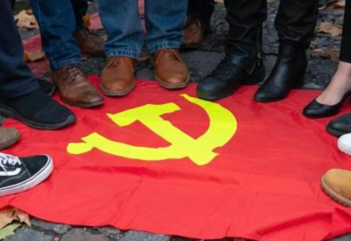 Polonia ilegaliza el Partido Comunista.