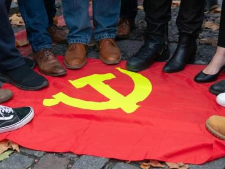 Polonia ilegaliza el Partido Comunista.