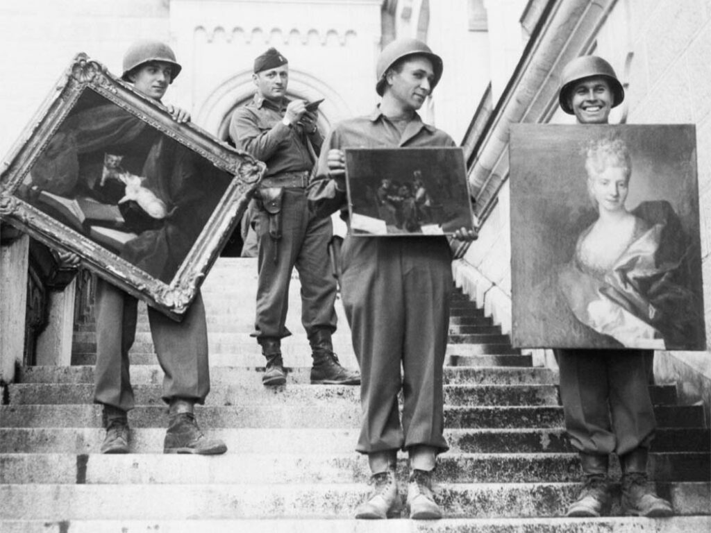 Soldados estadounidenses rescatando las pinturas ocultas en el Castillo de Neuschwanstein, en Alemania, en mayo de 1945. Al fondo, James Rorimer, que luego sería director de Museo Metropolitano de Arte de Nueva York.