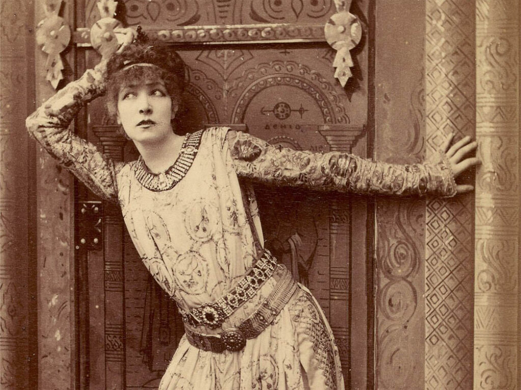 Sarah Bernhardt interpretando a Teodora en 1884.