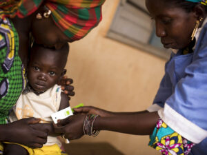 Servicios comunitarios de salud en Sierra Leona. Foto: Newsha Tavakolian
