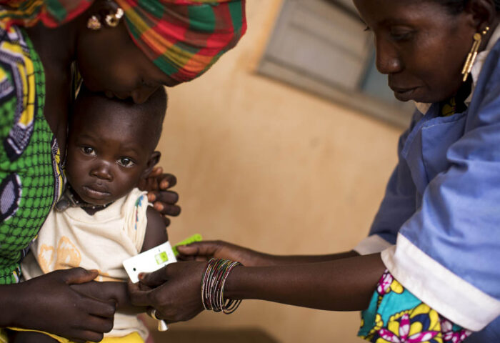 Servicios comunitarios de salud en Sierra Leona. Foto: Newsha Tavakolian