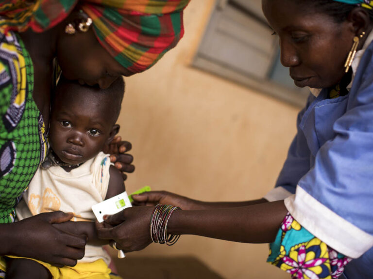 Servicios comunitarios de salud en Sierra Leona. Foto: Newsha Tavakolian