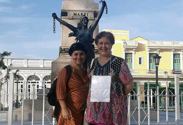 Alina Bárbara López y Jenny Pantoja se manifiestan en el Parque de la Libertad, en Matanzas.