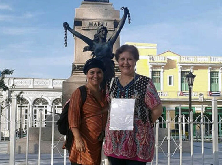 Alina Bárbara López y Jenny Pantoja se manifiestan en el Parque de la Libertad, en Matanzas.